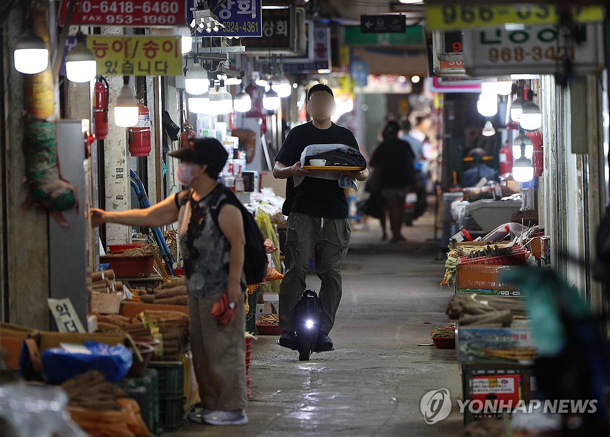 식당도 마트도 안 간다…식품·외식 소비 이례적 동반 감소