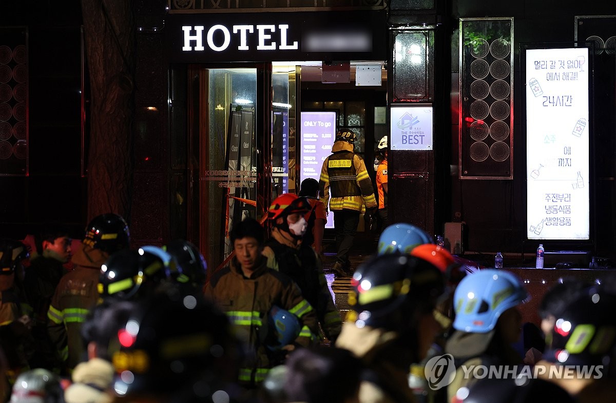 Los bomberos entran en un hotel en Bucheon, al oeste de Seúl, después de que se desatara un incendio mortal el 22 de agosto de 2024. (Yonhap)