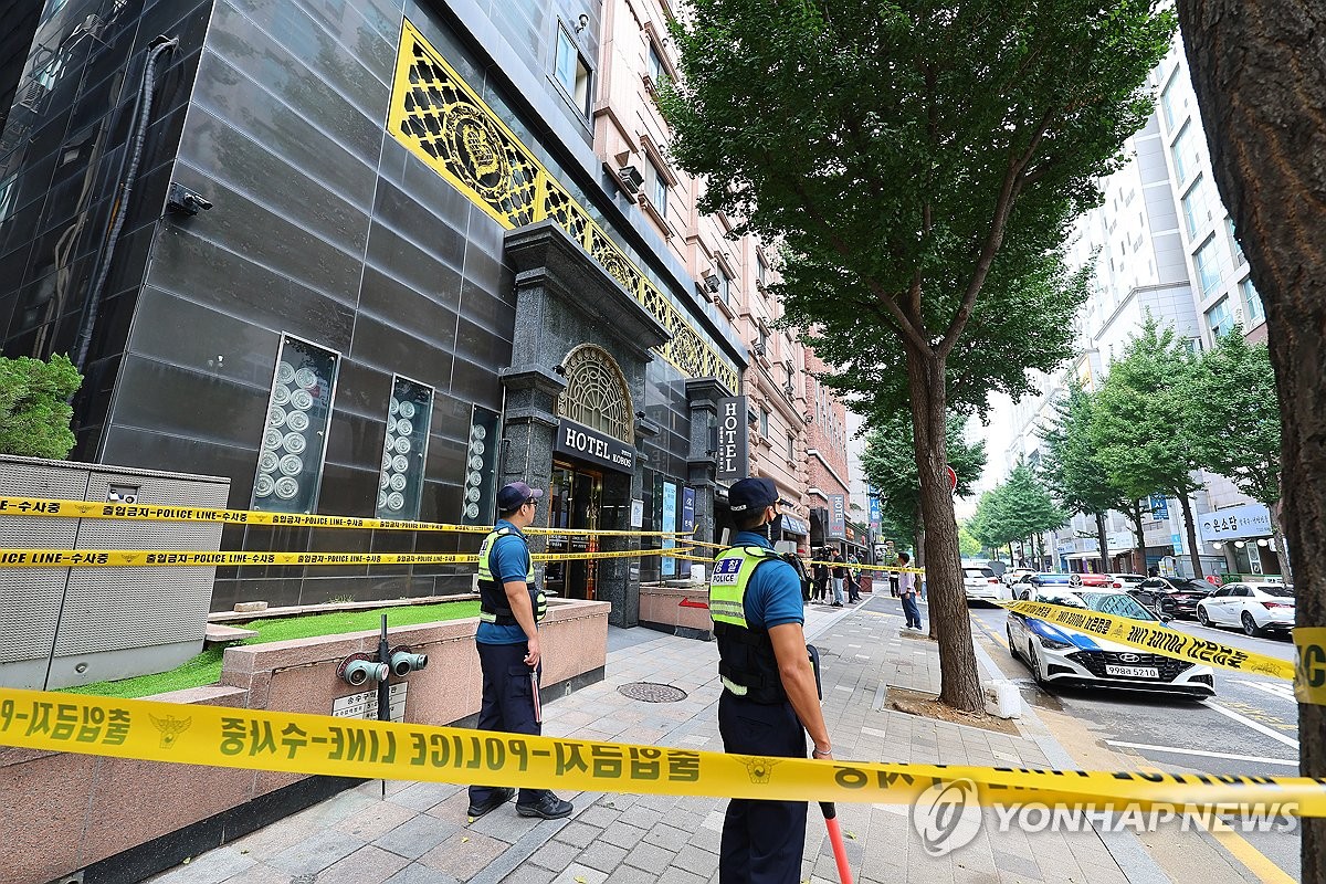 Una línea policial se instala en el lugar del incendio de un hotel que mató a siete personas e hirió a una docena más en Bucheon, al oeste de Seúl, el 25 de agosto de 2024. (Yonhap)