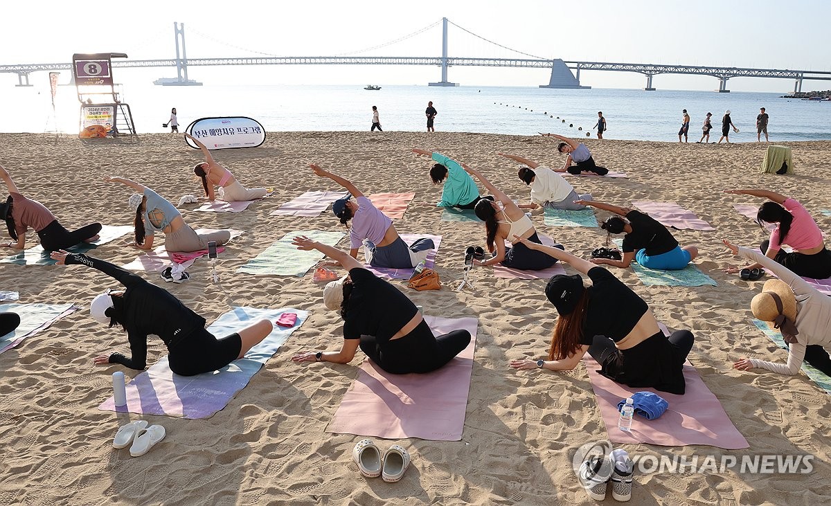 해변에서 요가