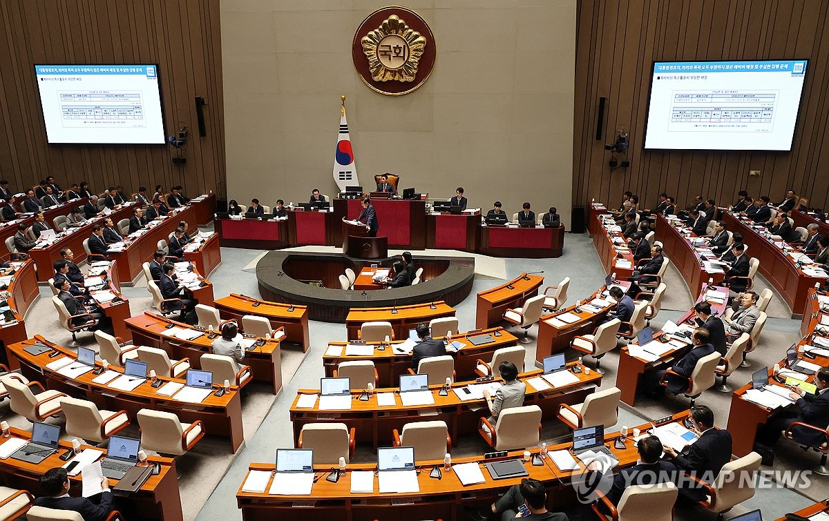 질의 경청하는 한덕수 국무총리와 국무위원들