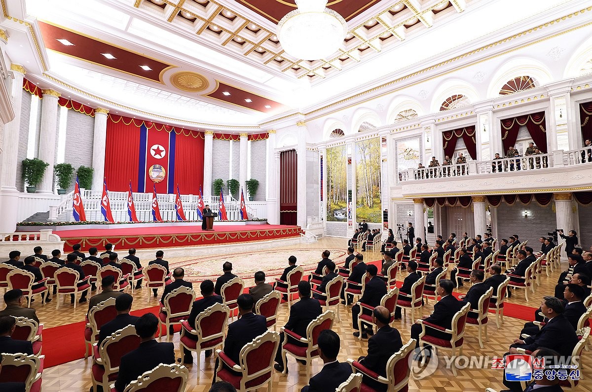 Esta fotografía, publicada por la Agencia Central de Noticias de Corea del Norte, el 10 de septiembre de 2024, muestra al líder norcoreano Kim Jong-un (centro) dando un discurso en una reunión con altos funcionarios del partido y del gobierno para conmemorar el 76 aniversario de la fundación del Estado. (Para uso exclusivo en la República de Corea. Prohibida su redistribución) (Yonhap)