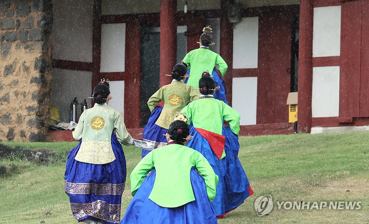 소나기에 급해진 발걸음