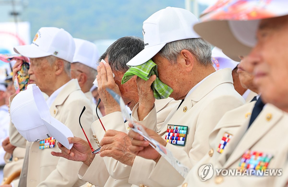 폭염 속 땀 닦는 참전용사들