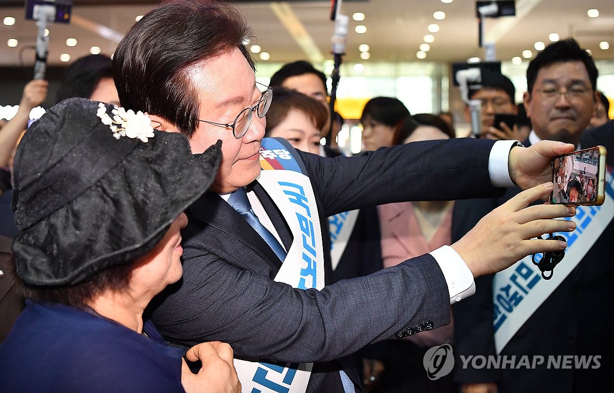 시민들과 사진 찍는 이재명 대표