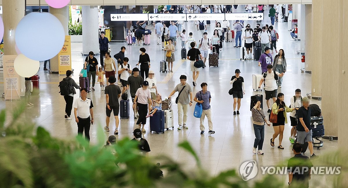 추석 연휴 전날 붐비는 제주공항