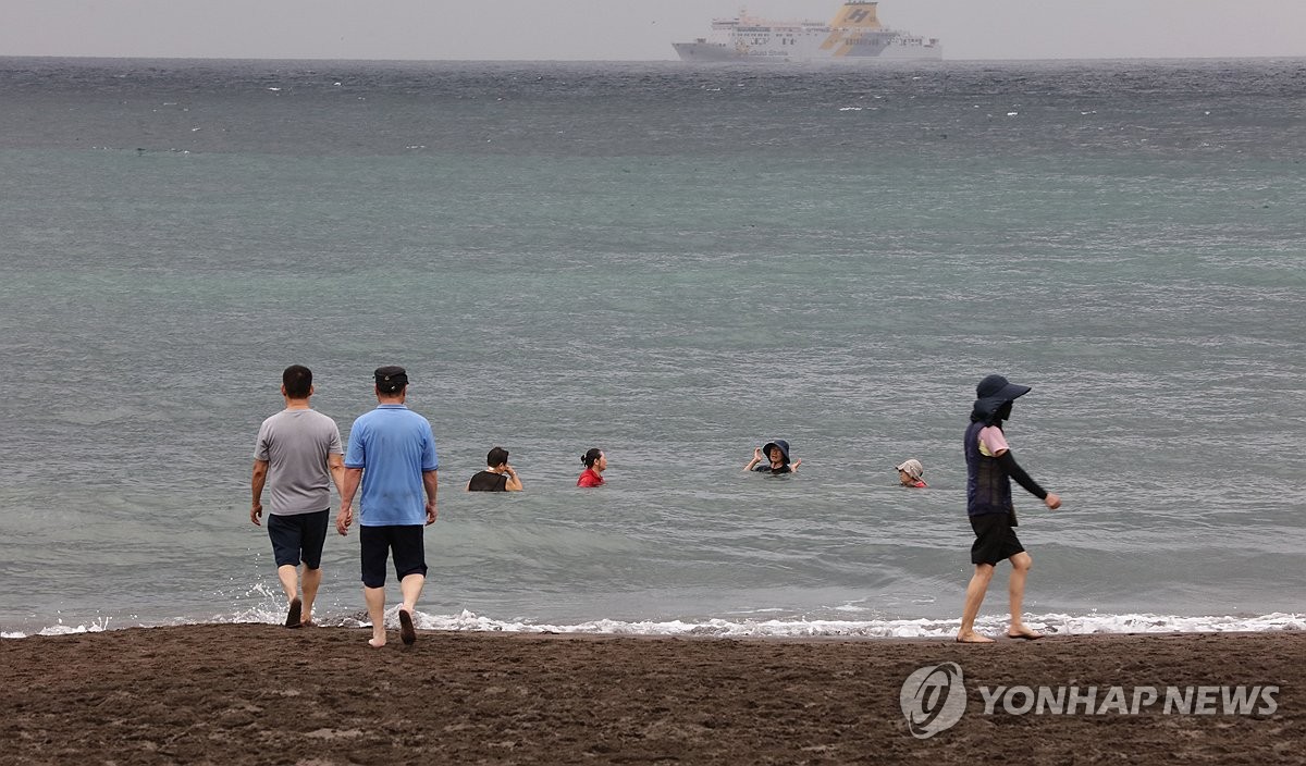 열대야에 다시 해수욕 즐기는 시민들