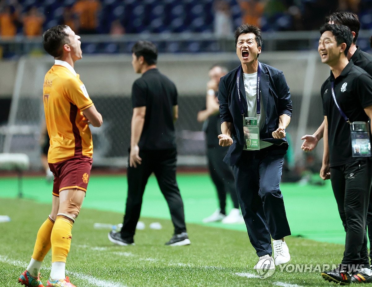 기뻐하는 아사니와 이정효 감독