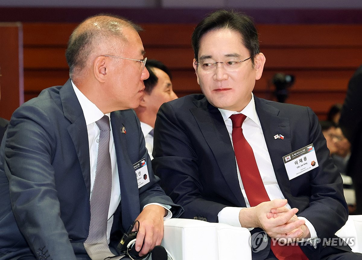 Lee Jae-yong (derecha), presidente de Samsung Electronics, habla con Euisun Chung, presidente de Hyundai Motor Group, durante un foro empresarial en el que participan líderes empresariales de Corea del Sur y la República Checa en Praga el 20 de septiembre de 2024. (Yonhap)