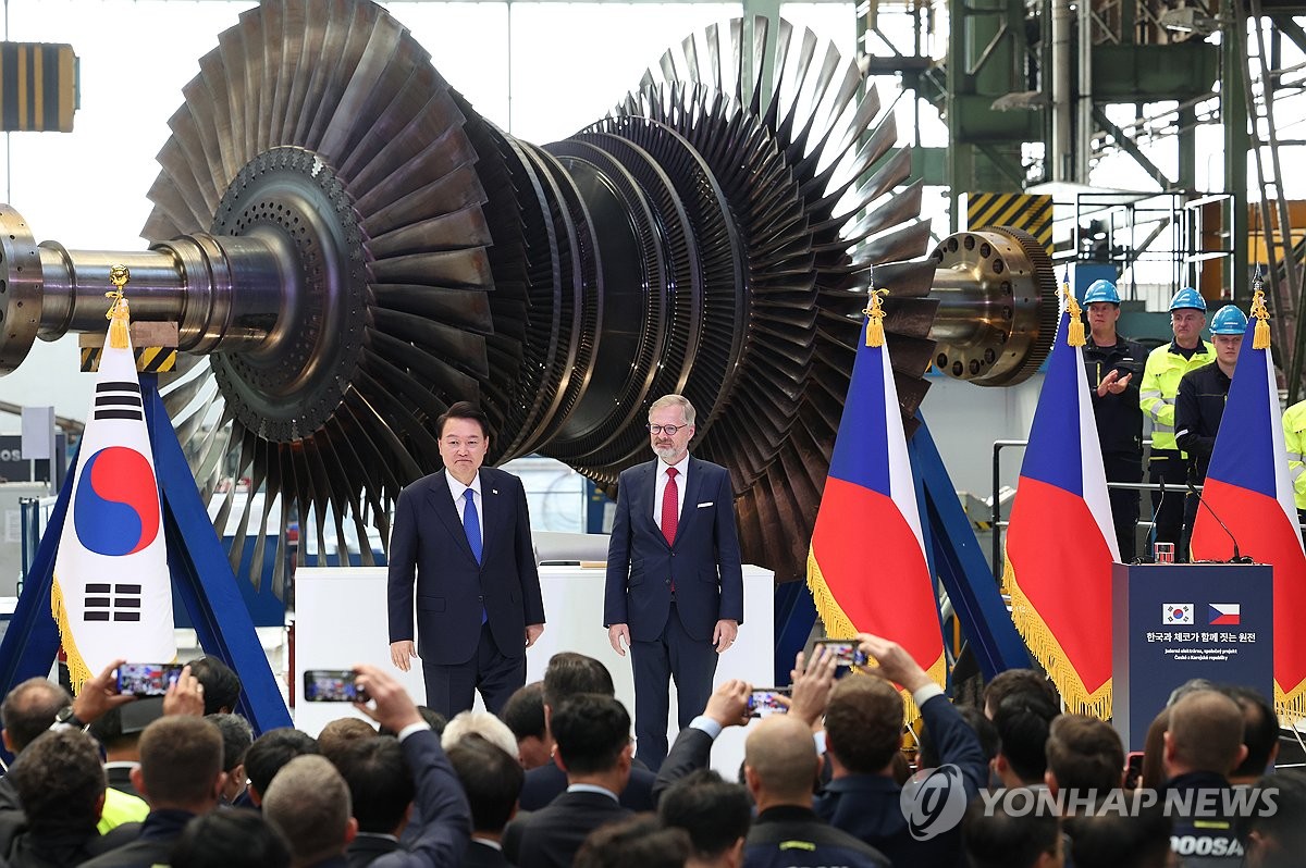 El presidente Yoon Suk Yeol (izq.) y el primer ministro checo, Petr Fiala, asisten a una ceremonia de firma de acuerdos sobre cooperación en la industria de la energía nuclear en Doosan Skoda Power, un contratista de energía nuclear en Plzen, una ciudad industrial a unos 90 kilómetros al oeste de Praga, el 20 de septiembre de 2024. (Yonhap)