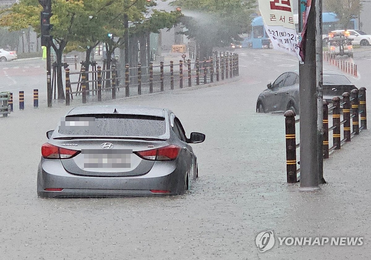 En esta foto proporcionada por un lector, una carretera en la ciudad portuaria de Busan, en el sureste del país, está inundada tras las fuertes lluvias del 21 de septiembre de 2024. (FOTO NO A LA VENTA) (Yonhap)