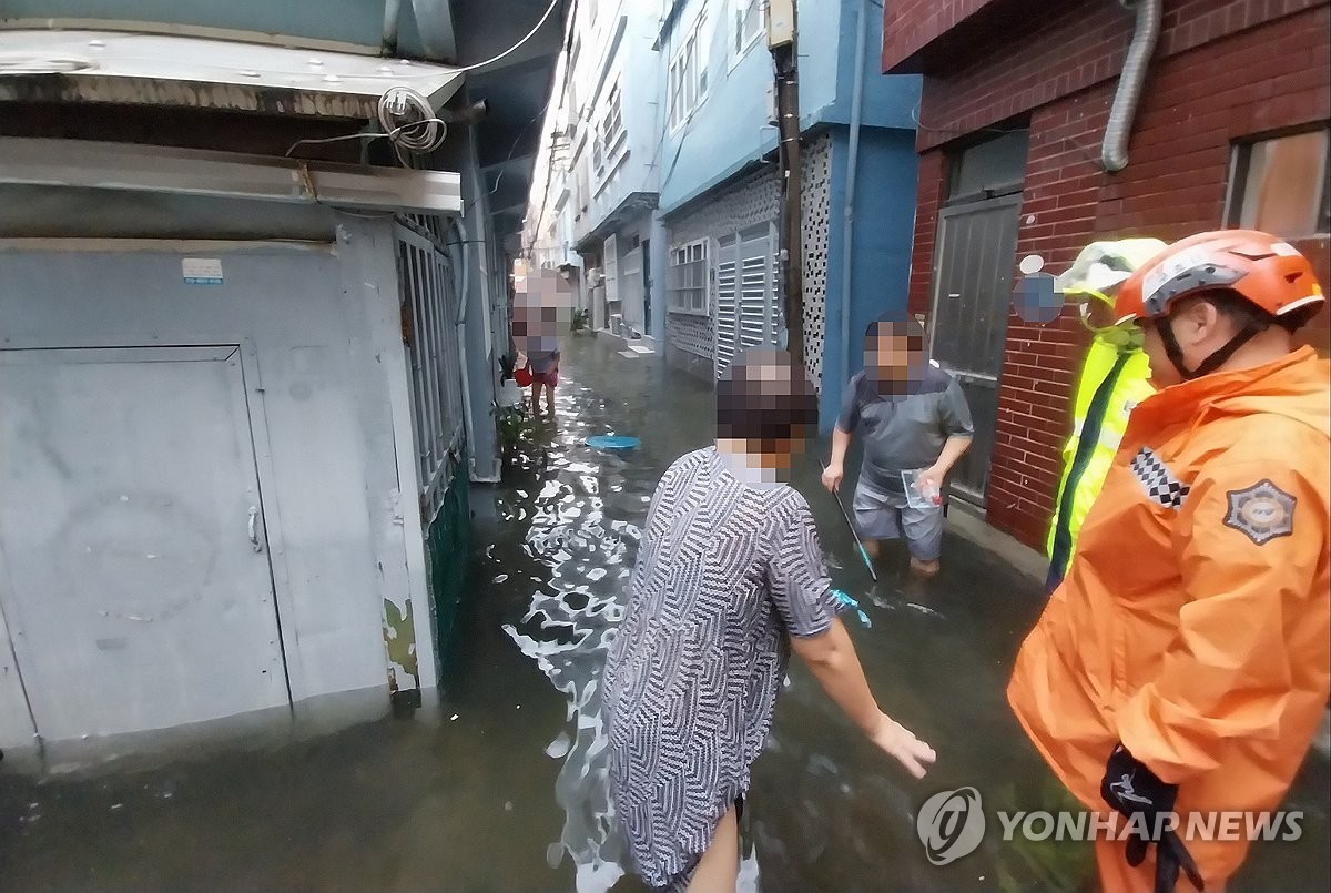 Esta fotografía proporcionada por la autoridad de extinción de incendios de Busan muestra un callejón en Busan, a 320 kilómetros al sureste de Seúl, sumergido en agua hasta las rodillas después de las fuertes lluvias del 21 de septiembre de 2024. (FOTO NO A LA VENTA) (Yonhap)