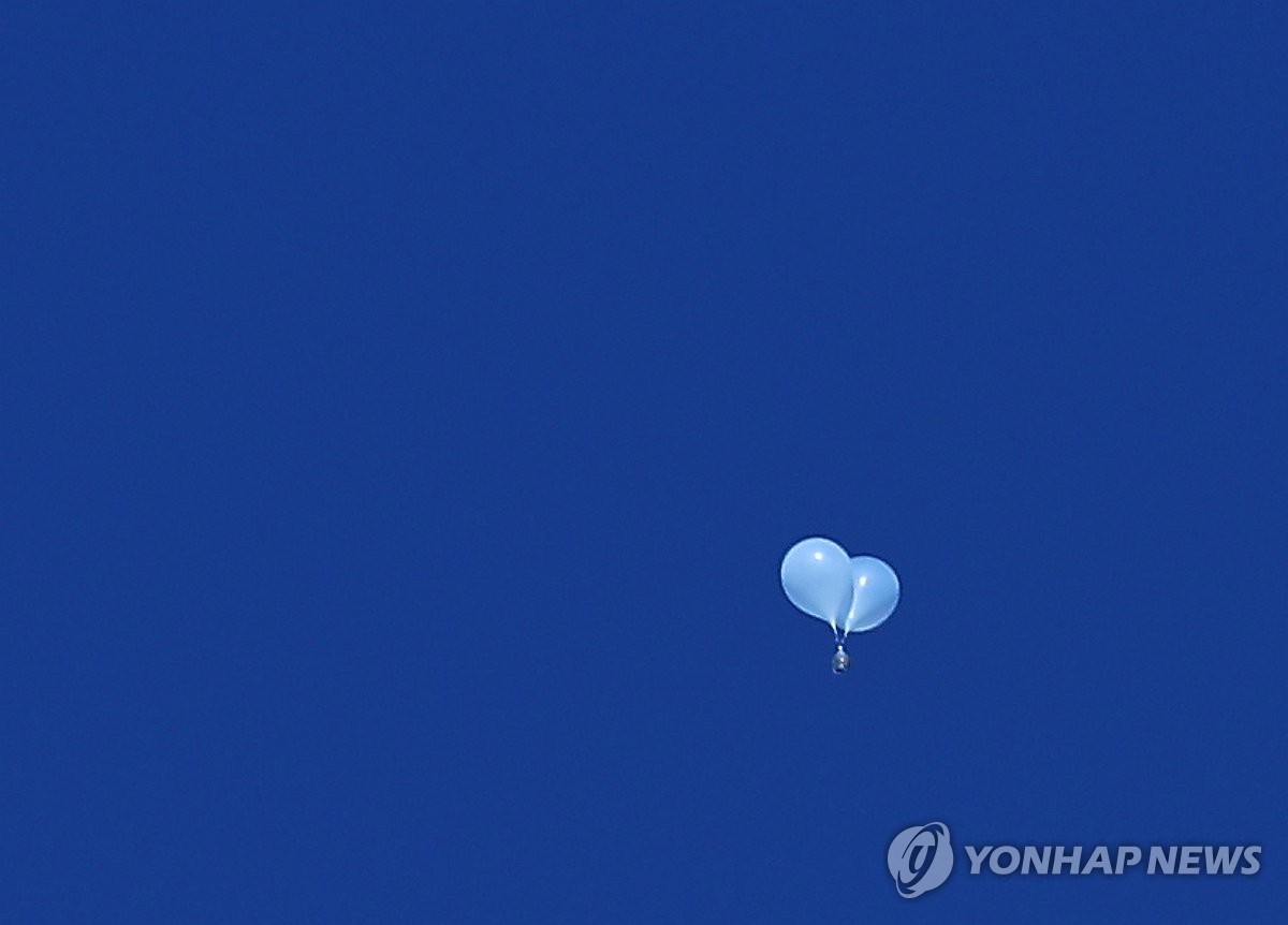 Globos de basura procedentes de Corea del Norte son vistos sobre Seúl el 23 de septiembre de 2024. (Yonhap)