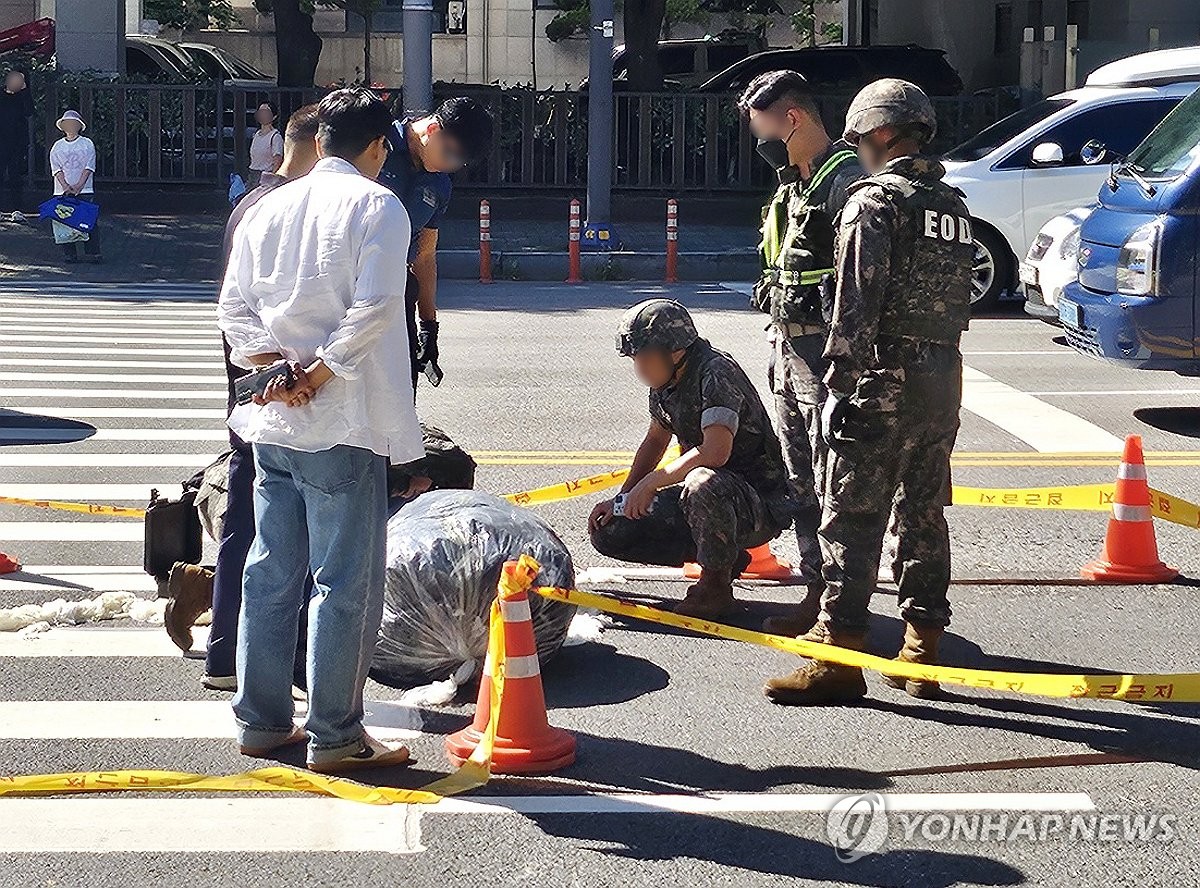 Personal militar inspecciona un globo que transportaba basura lanzado por Corea del Norte y que aterrizó en Incheon, al oeste de Seúl, el 23 de septiembre de 2024. (Yonhap)