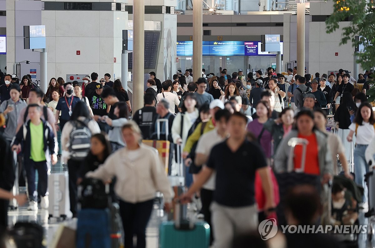 飛び石連休を海外で　混雑する仁川空港