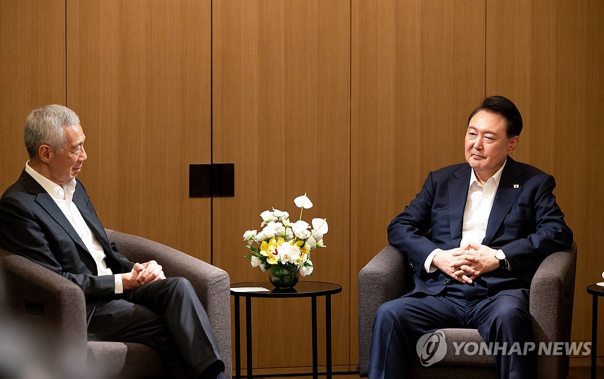 El presidente Yoon Suk Yeol (derecha) se reúne con el ex primer ministro de Singapur, Lee Hsien Loong, en un hotel de Singapur el 8 de octubre de 2024. (Foto de la piscina) (Yonhap)