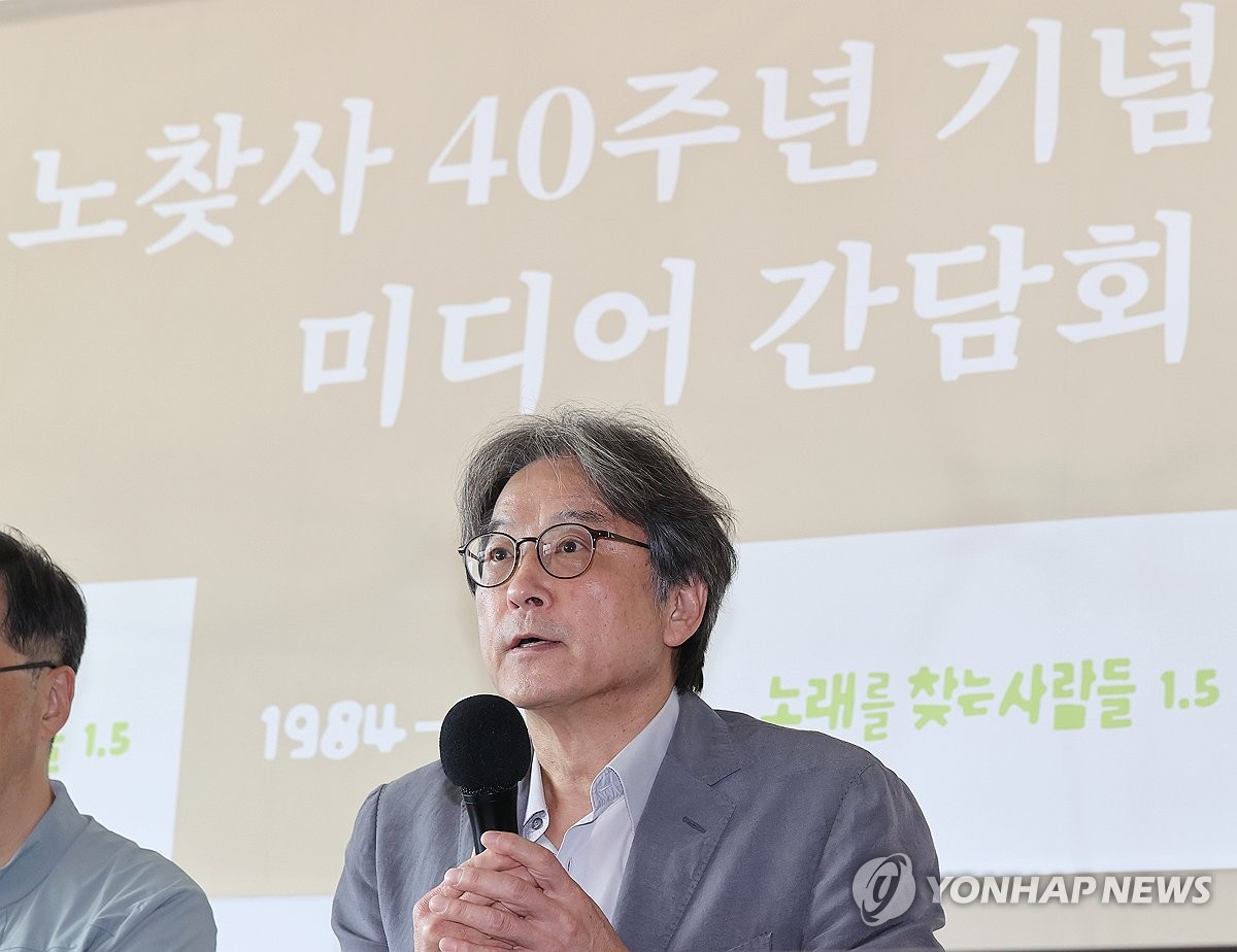 인사말하는 한동헌 노찾사 대표