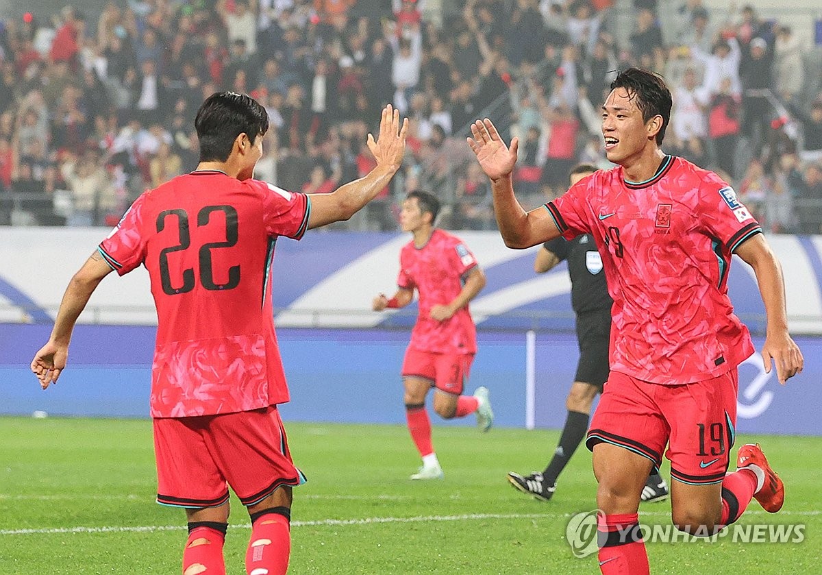 Oh Se-hun of South Korea (r) celebrates with his teammate Seol Young-woo after scoring against Iraq during the teams' Group B match in the third round of the Asian World Cup qualifiers at the Yongin Mireu Stadium in Yongin, Gyeonggi Province, on October 13-15, 2024. (Yonhap)