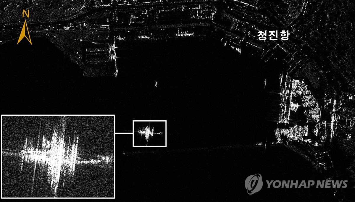 Una imagen de satélite proporcionada por el Servicio de Inteligencia Nacional el 18 de octubre de 2024 muestra un buque de guerra ruso sospechoso de transportar tropas norcoreanas desde el puerto nororiental de Chongjin. (FOTO NO EN VENTA) (Yonhap)