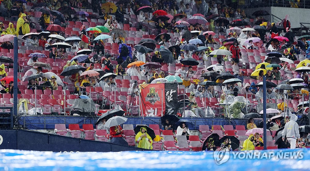 Opening game of Korean Series suspended due to rain Yonhap News Agency