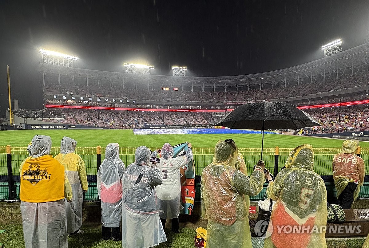 한국시리즈1차전, 사상 첫 서스펜디드