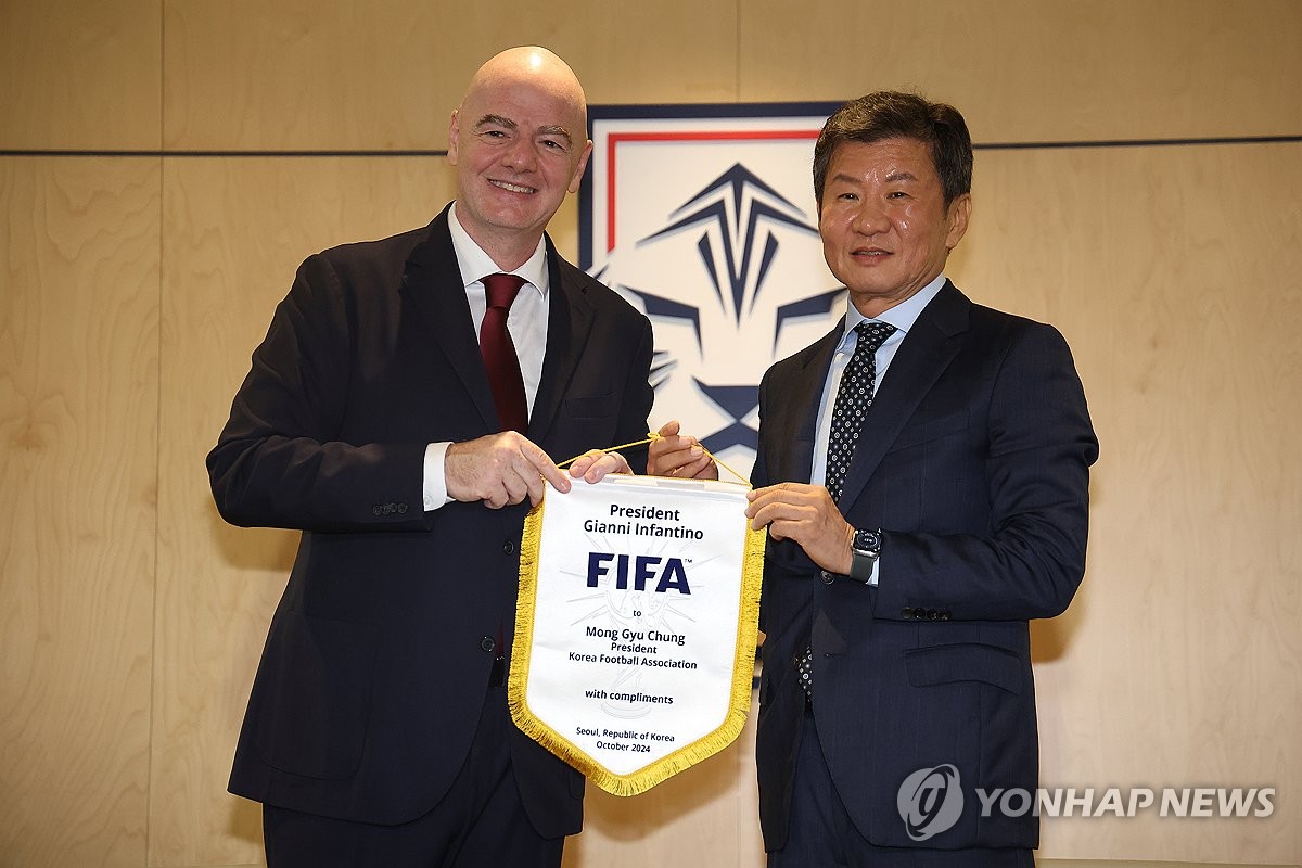 페넌트 교환하는 정몽규 축협 회장과 잔니 인판티노 FIFA 회장