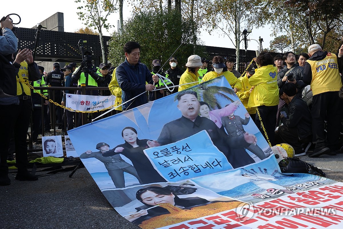 Park Sang-hak, líder de Luchadores por una Corea del Norte Libre, un grupo de desertores norcoreanos, prepara una pancarta antes de una conferencia de prensa en esta fotografía de archivo del 31 de octubre de 2024. (Yonhap)