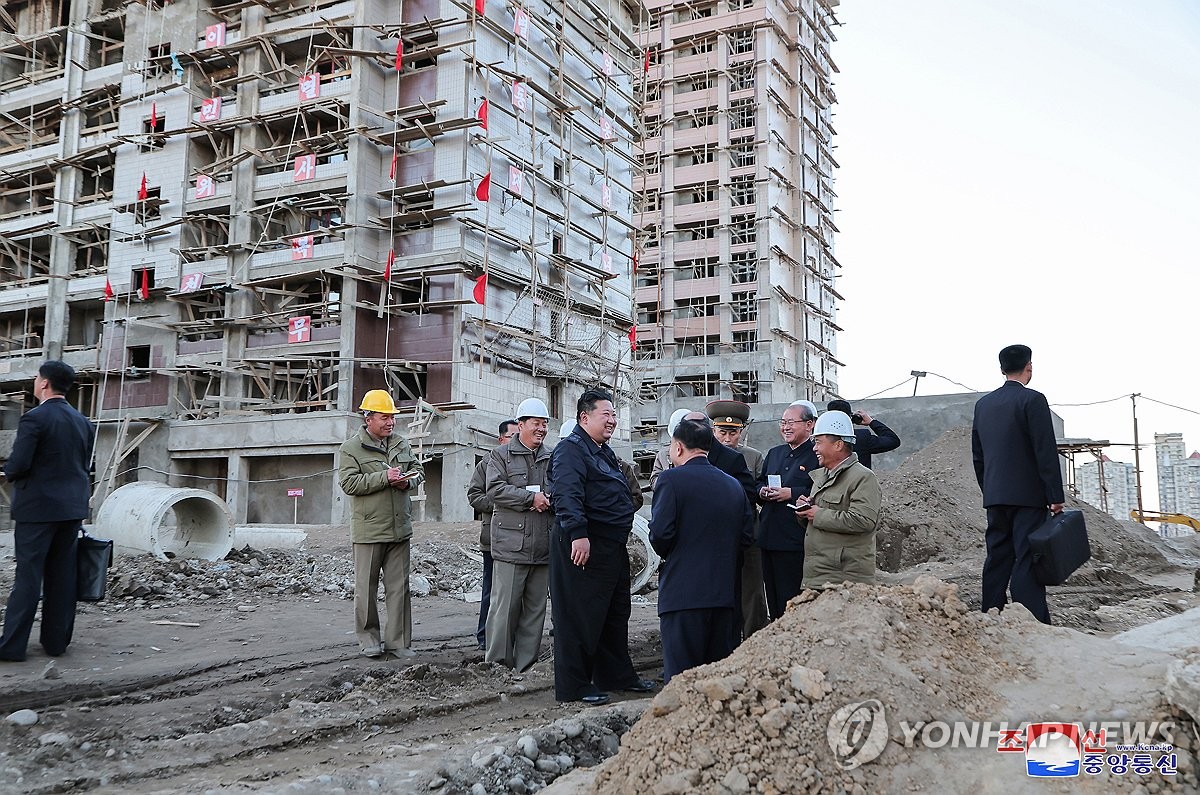 El líder norcoreano Kim Jong-un (centro) inspecciona los trabajos de rehabilitación en una zona afectada por inundaciones en la provincia de Phyongan del Norte, en esta fotografía publicada por la Agencia Central de Noticias de Corea el 5 de noviembre de 2024. (Para uso exclusivo en la República de Corea . Sin redistribución) (Yonhap)