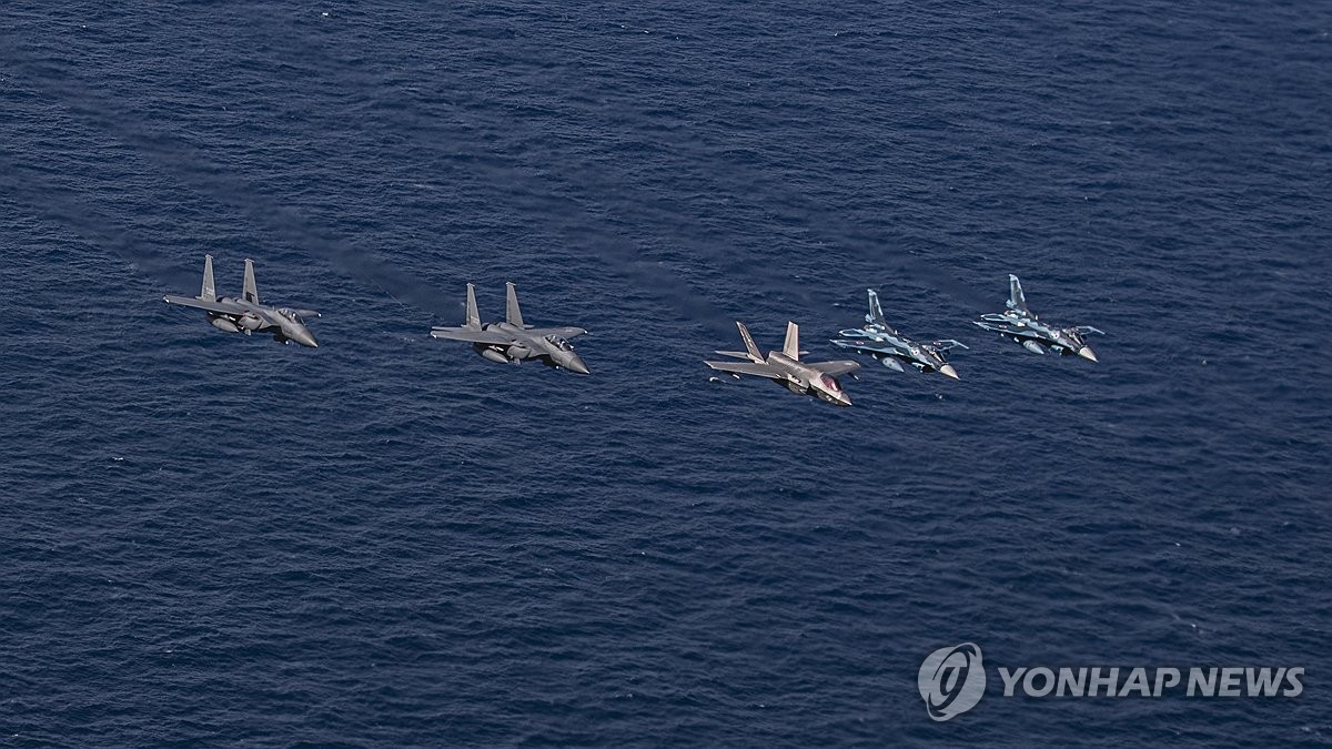 共同訓練行う韓米日の戦闘機