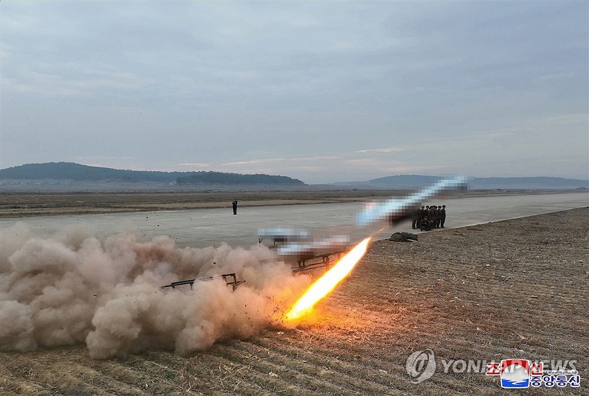 Corea del Norte lleva a cabo una prueba de rendimiento de drones de ataque suicida, producidos por un instituto afiliado al Complejo de Tecnología Aérea No Tripulada y empresas, el 14 de noviembre de 2024, en esta fotografía proporcionada por la Agencia Central de Noticias oficial de Corea del Norte. (Para uso únicamente en la República de Corea. Sin redistribución) (Yonhap)