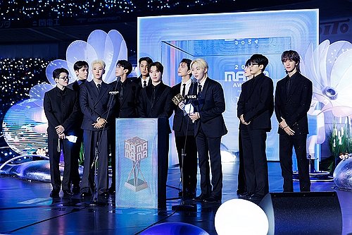 세븐틴, 美 '빌보드 뮤직 어워즈'서 '러브, 머니, 페임' 무대