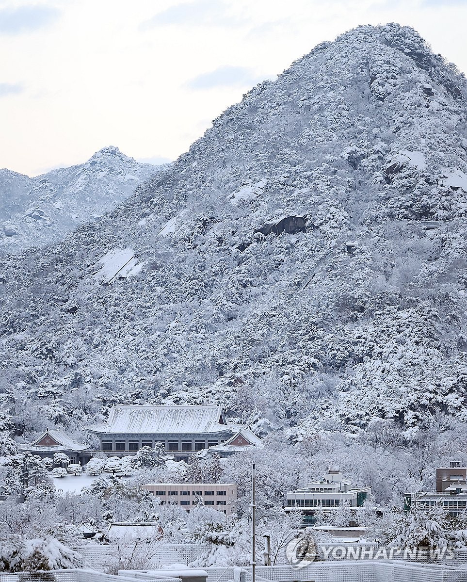 El monte Bugak y Cheong Wa Dae, la antigua oficina presidencial, en el centro de Seúl, están cubiertos de nieve el 27 de noviembre de 2024, en medio de una fuerte alerta de nieve en la capital. (Yonhap)