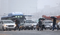 ソウルで２日連続の大雪　交通機関の乱れ相次ぐ　