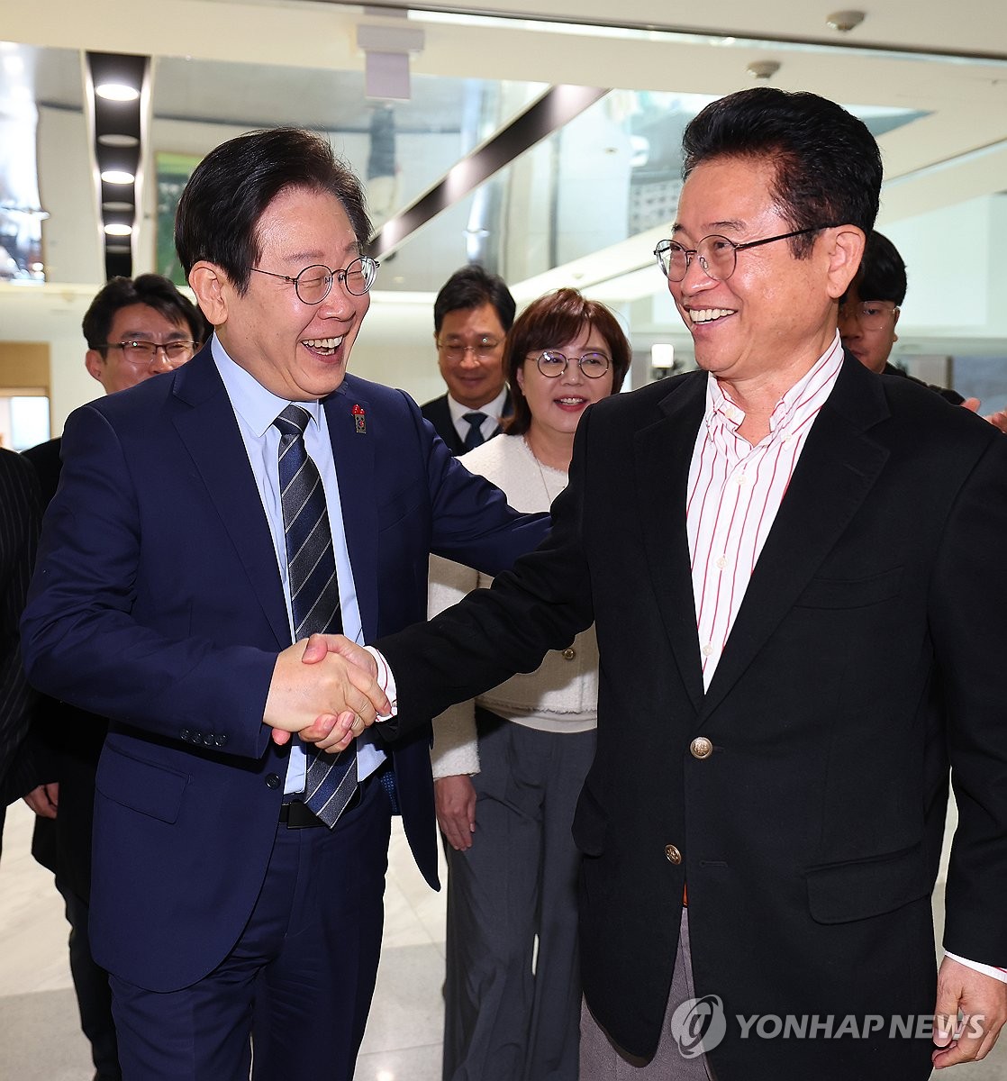 El líder del principal partido opositor, el Partido Demócrata, Lee Jae-myung, le da la mano al gobernador de la provincia de Gyeongsang del Norte, Lee Cheol-woo, durante su reunión en la sede del gobierno provincial el 1 de diciembre de 2024, en esta fotografía proporcionada por la provincia. (FOTO NO EN VENTA) (Yonhap)