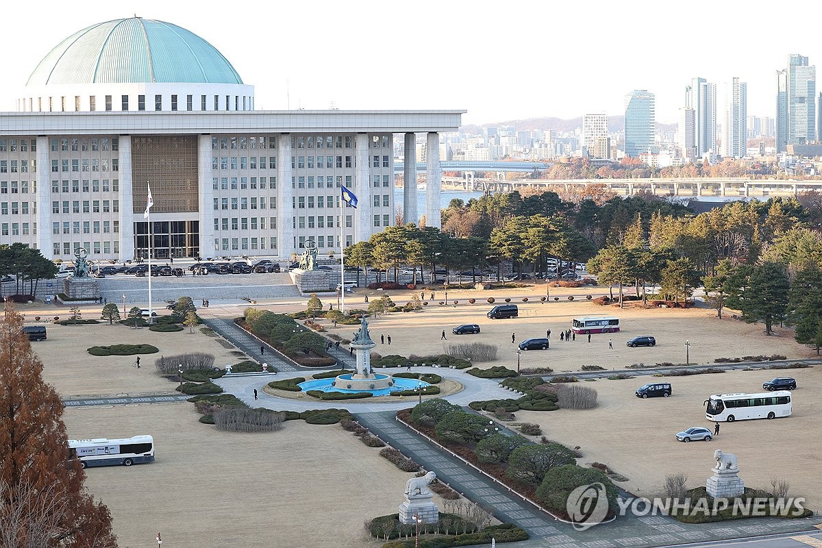 군헬기의 착륙 막기 위해 국회에 대형 버스 배치