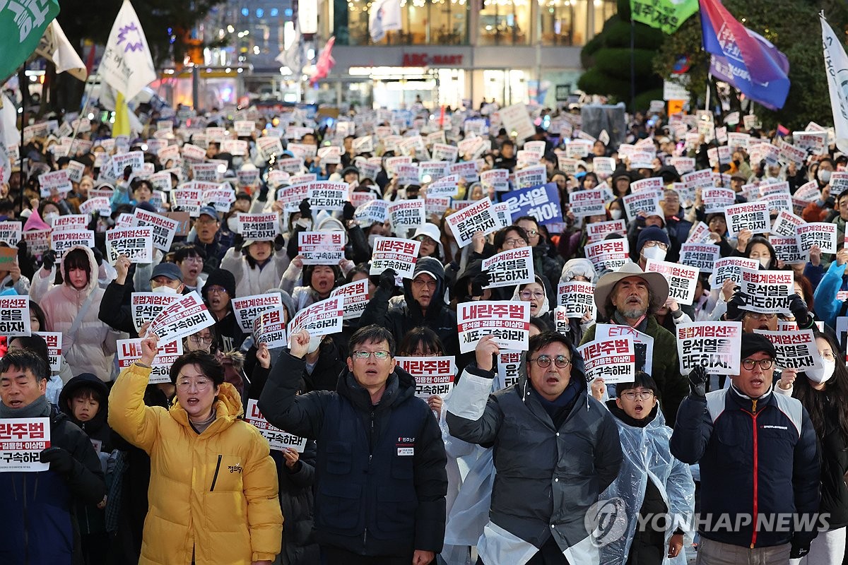 "윤석열 타도"…거리로 나온 제주 시민들