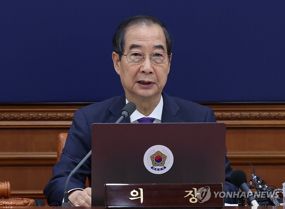 Geçici Cumhurbaşkanı Han Duck-soo, 17 Aralık 2024'te Seul'deki hükümet kompleksinde düzenlenen Kabine toplantısında konuşuyor. (Havuz fotoğrafı) (Yonhap)