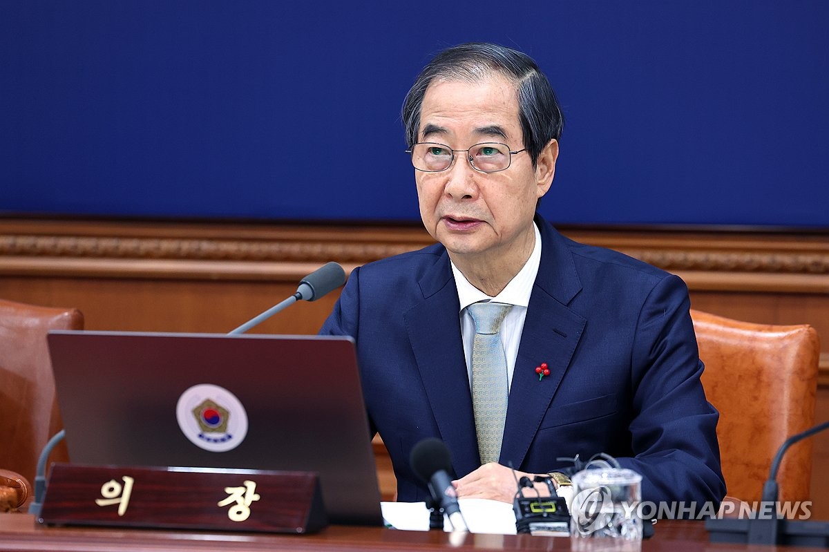 Geçici Cumhurbaşkanı Han Duck-soo, 24 Aralık 2024'te Seul'deki hükümet kompleksinde düzenlenen Kabine toplantısında konuşuyor. (Havuz fotoğrafı) (Yonhap)