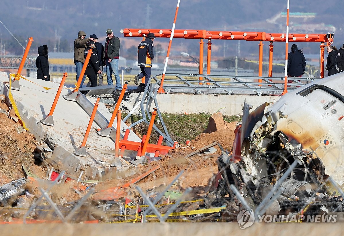 Los investigadores llevan a cabo una investigación in situ en el lugar del accidente de Jeju Air en el aeropuerto internacional de Muan, en el suroeste de Corea del Sur, el 1 de enero de 2025. (Yonhap)