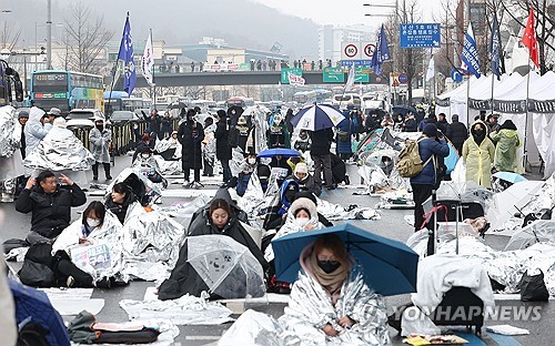  강추위 속 시위복 '은박 담요'…"우주전사라 할 만해"