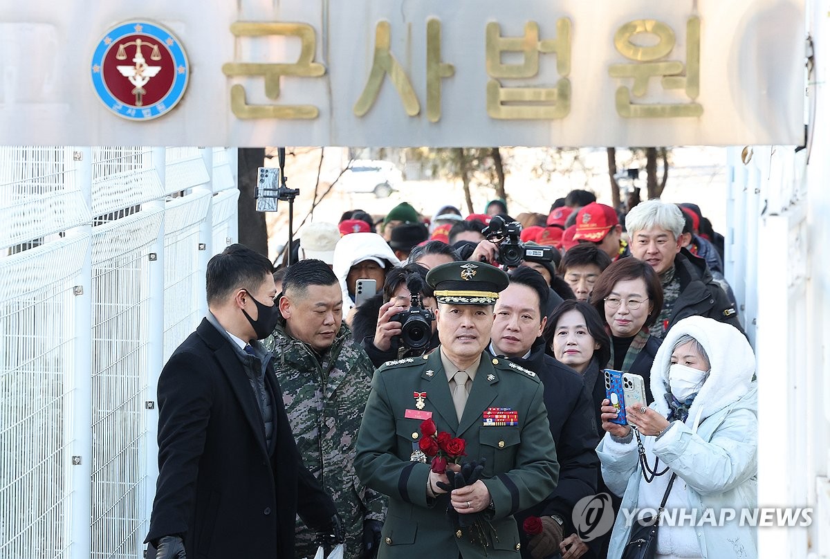 El coronel Park Jung-hun (centro), ex investigador jefe de la Infantería de Marina, abandona un consejo de guerra en Seúl el 9 de enero de 2024, después de ser absuelto de los cargos de subordinación. (Yonhap)