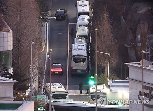 尹체포영장 집행 앞둔 경찰, 관저 경비단에 "적법근무하라"