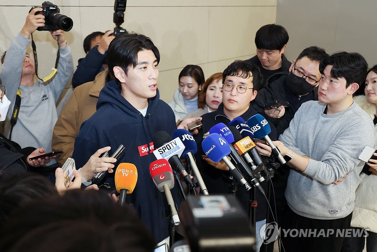 출국 전 기자회견하는 이정후