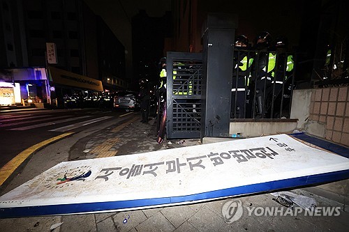 '서부지법 난동' 취재진 폭행 등 징역 10개월…"민주주의 후퇴"