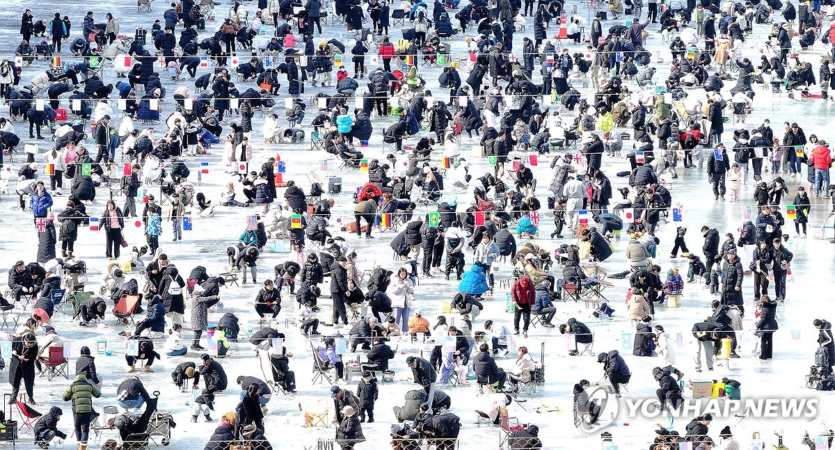 氷祭りを楽しむ