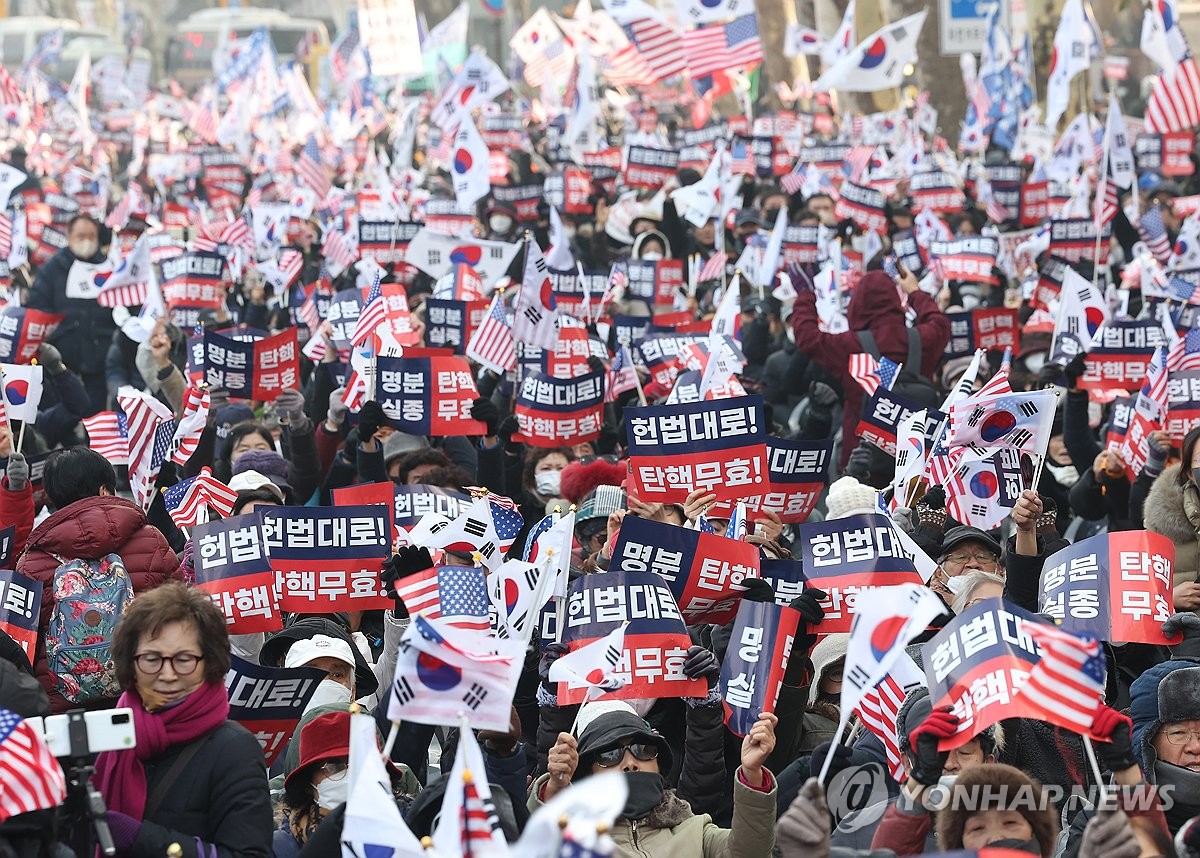 탄핵 무효 구호 외치는 대통령 지지자들