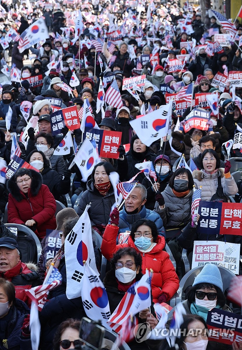 Los partidarios del presidente sometido a juicio político, Yoon Suk Yeol, gritan consignas durante una manifestación cerca del Tribunal Constitucional en Seúl, el 23 de enero de 2025, para expresar su objeción al juicio político de Yoon. Yoon asistió a la cuarta audiencia de su juicio político en el tribunal en relación con su breve imposición de la ley marcial en diciembre. (Foto de la piscina) (Yonhap)