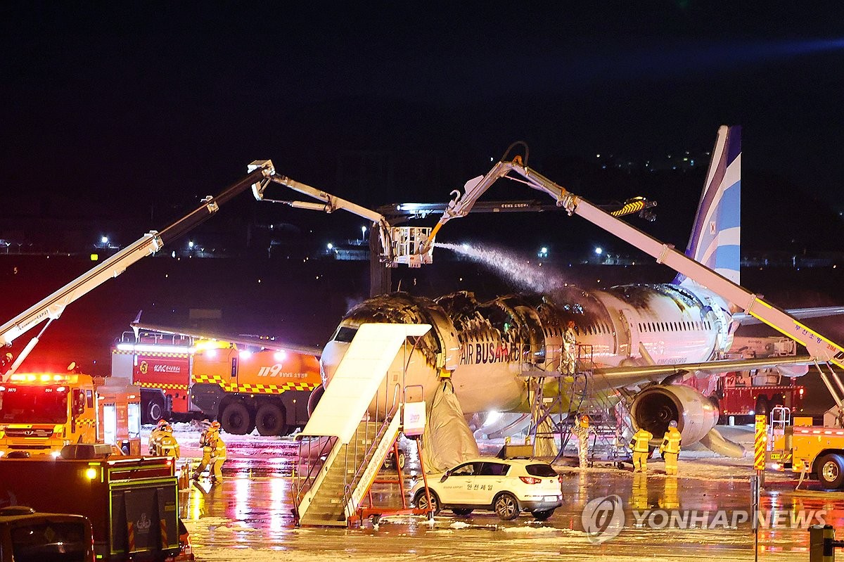 火災が発生した航空機＝２８日、釜山（聯合ニュース）