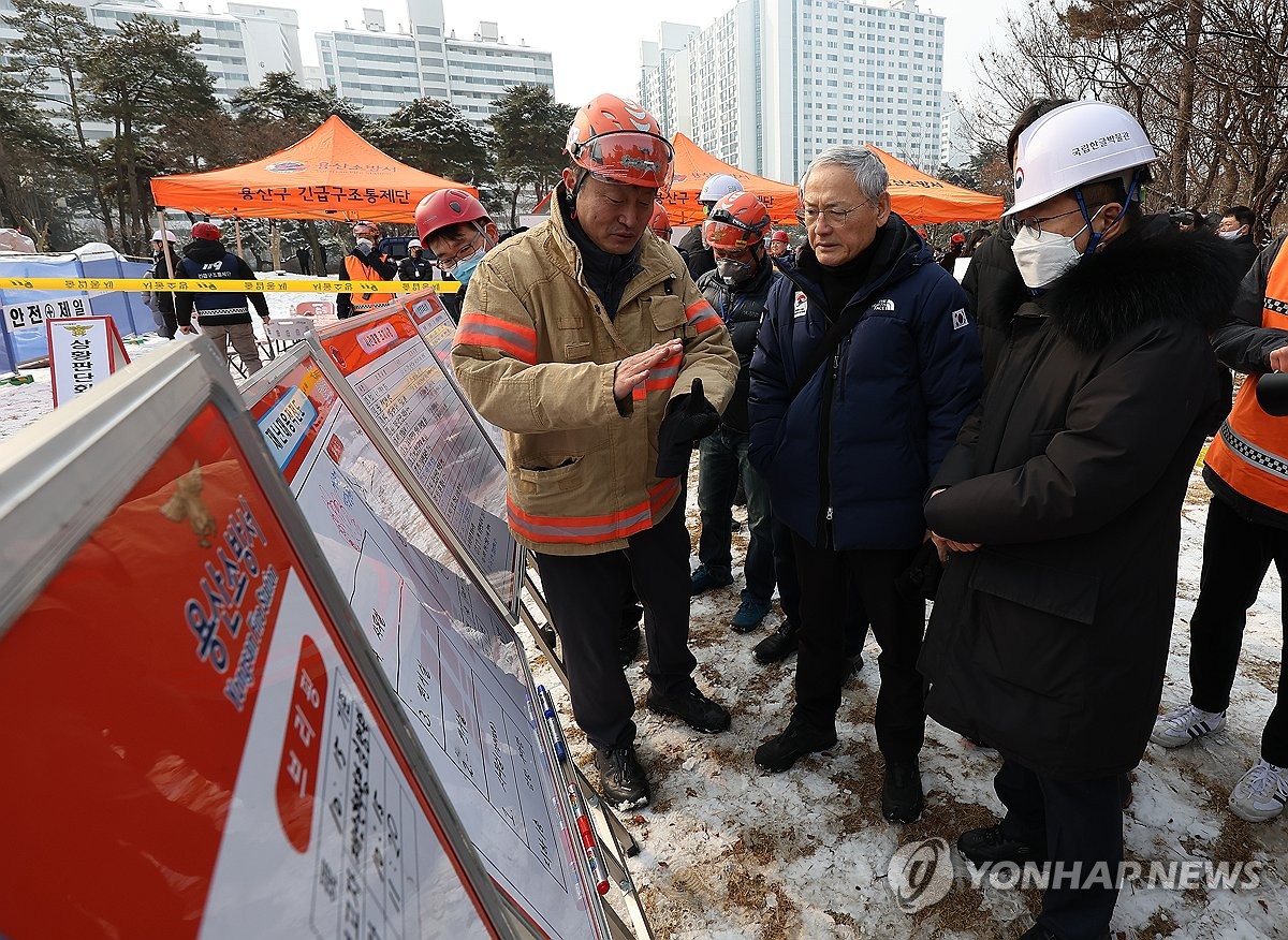 El ministro de cultura Yu In-Chon (c) se informa sobre las medidas tomadas para apagar un incendio que estalló en el Museo Nacional de Hangeul en Seúl el 1 de febrero de 2025. (Yonhap)