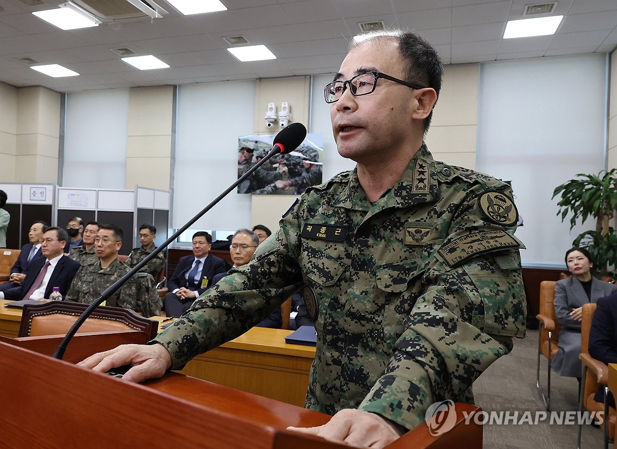 Kwak Jong-Keun, ex Jefe del Comando de Guerra Especial del Ejército, responde una pregunta de un legislador en la Asamblea Nacional en Seúl el 4 de febrero de 2025, durante una audiencia de un comité especial parlamentario para investigar el acusado Presidente Yoon Suk Yeol's Insurrection acusaciones en relación con su declaración fallida de la ley marcial. (Yonhap)